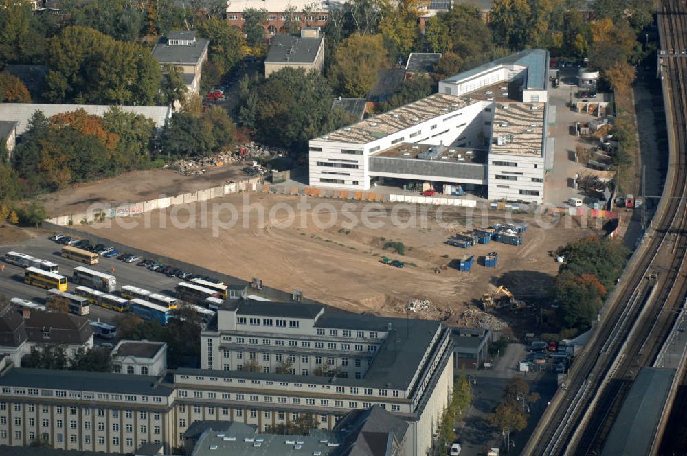 Berlin from the bird's eye view: Blick auf die Baustelle des Great Berlin Wheel. Bis 2011 soll hier ein 175 Meter hohes Aussichtsrad gebaut werden, damit wäre es das höchste Riesenrad Europas. Bauher ist die Great Berlin Wheel GmbH und Co. KG