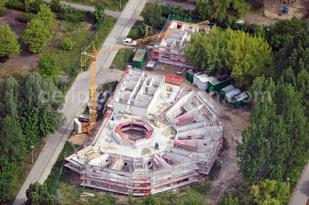 Berlin from above - Construction site and building shell of a building between Peter Huchel St. and Erich Kästner St. in Berlin Hellersdorf