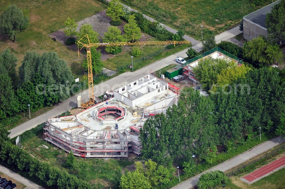 Berlin from the bird's eye view: Construction site and building shell of a building between Peter Huchel St. and Erich Kästner St. in Berlin Hellersdorf