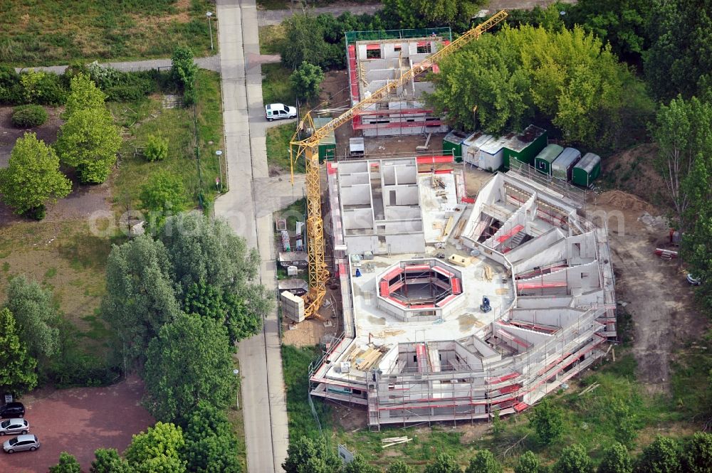 Berlin from above - Construction site and building shell of a building between Peter Huchel St. and Erich Kästner St. in Berlin Hellersdorf