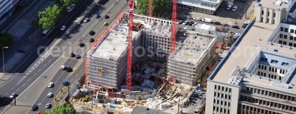 Aerial image Berlin - Baustelle / Rohbau des vom Berliner Architekturbüro Collignon entworfenen ALEXANDER PARKSIDE an der Wadzeckstraße / Otto-Braun-Straße in Berlin Mitte. Die PORR Deutschland GmbH errichtet hier ein Projekt der IVG Development AG. Verschiedene Hotels wird das Areal künftig beherbergen: „Hampton by Hilton“ mit zwei bis drei Sternen, ein „Holiday Inn“ mit drei bis vier Sternen, ein „Azure Hostel“ und ein „Boarding House“. Site of the hotel complex ALEXANDER PARK SIDE in Berlin.