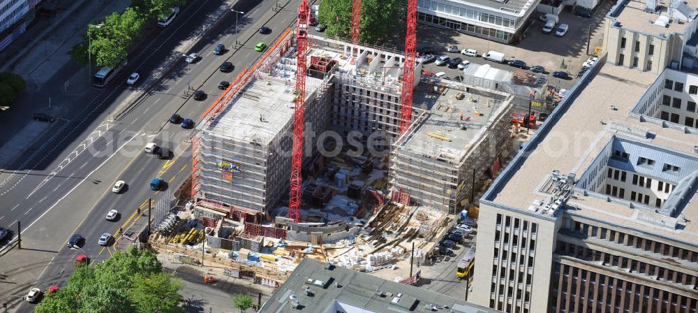 Aerial photograph Berlin - Baustelle / Rohbau des vom Berliner Architekturbüro Collignon entworfenen ALEXANDER PARKSIDE an der Wadzeckstraße / Otto-Braun-Straße in Berlin Mitte. Die PORR Deutschland GmbH errichtet hier ein Projekt der IVG Development AG. Verschiedene Hotels wird das Areal künftig beherbergen: „Hampton by Hilton“ mit zwei bis drei Sternen, ein „Holiday Inn“ mit drei bis vier Sternen, ein „Azure Hostel“ und ein „Boarding House“. Site of the hotel complex ALEXANDER PARK SIDE in Berlin.