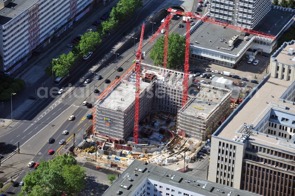 Berlin from above - Baustelle / Rohbau des vom Berliner Architekturbüro Collignon entworfenen ALEXANDER PARKSIDE an der Wadzeckstraße / Otto-Braun-Straße in Berlin Mitte. Die PORR Deutschland GmbH errichtet hier ein Projekt der IVG Development AG. Verschiedene Hotels wird das Areal künftig beherbergen: „Hampton by Hilton“ mit zwei bis drei Sternen, ein „Holiday Inn“ mit drei bis vier Sternen, ein „Azure Hostel“ und ein „Boarding House“. Site of the hotel complex ALEXANDER PARK SIDE in Berlin.