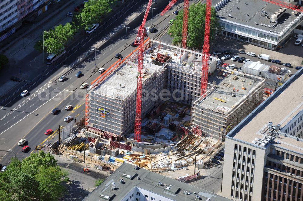 Berlin from the bird's eye view: Baustelle / Rohbau des vom Berliner Architekturbüro Collignon entworfenen ALEXANDER PARKSIDE an der Wadzeckstraße / Otto-Braun-Straße in Berlin Mitte. Die PORR Deutschland GmbH errichtet hier ein Projekt der IVG Development AG. Verschiedene Hotels wird das Areal künftig beherbergen: „Hampton by Hilton“ mit zwei bis drei Sternen, ein „Holiday Inn“ mit drei bis vier Sternen, ein „Azure Hostel“ und ein „Boarding House“. Site of the hotel complex ALEXANDER PARK SIDE in Berlin.