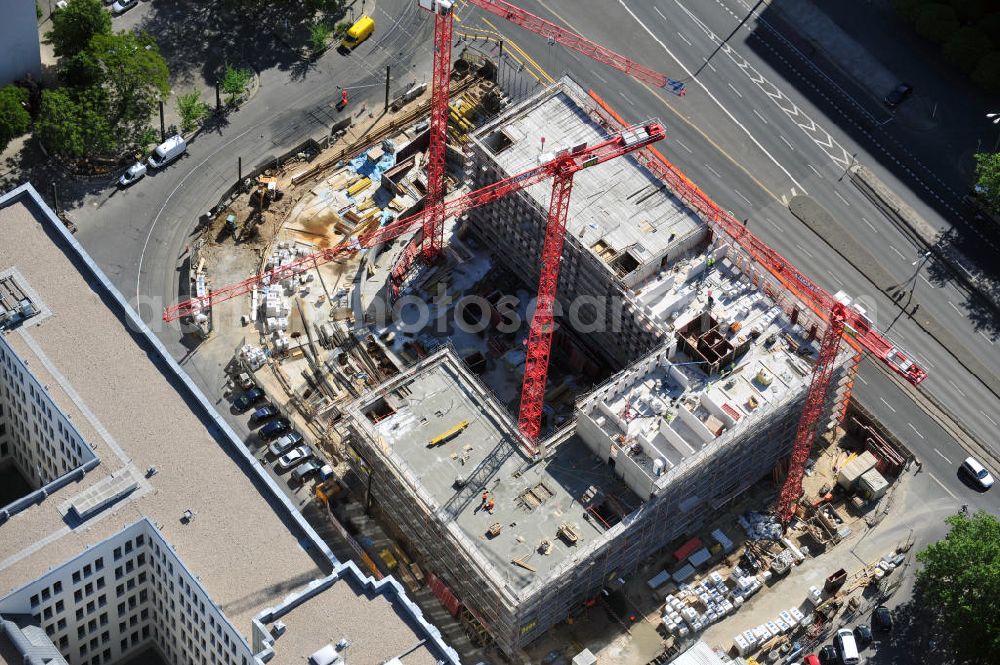 Aerial image Berlin - Baustelle / Rohbau des vom Berliner Architekturbüro Collignon entworfenen ALEXANDER PARKSIDE an der Wadzeckstraße / Otto-Braun-Straße in Berlin Mitte. Die PORR Deutschland GmbH errichtet hier ein Projekt der IVG Development AG. Verschiedene Hotels wird das Areal künftig beherbergen: „Hampton by Hilton“ mit zwei bis drei Sternen, ein „Holiday Inn“ mit drei bis vier Sternen, ein „Azure Hostel“ und ein „Boarding House“. Site of the hotel complex ALEXANDER PARK SIDE in Berlin.