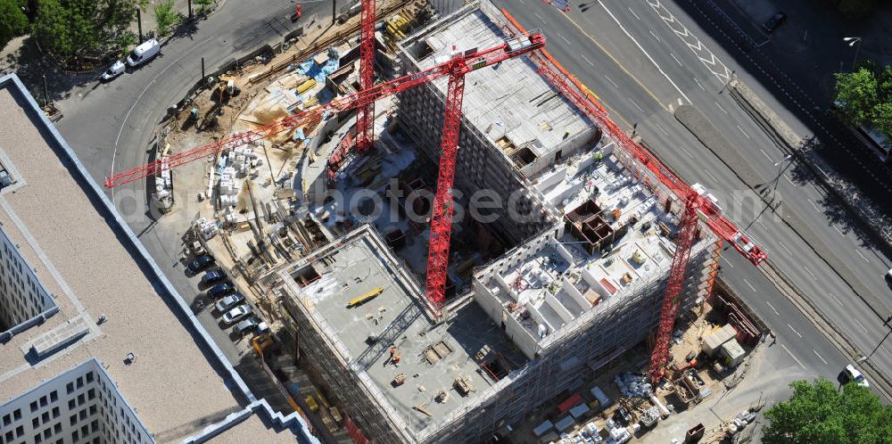 Aerial photograph Berlin - Baustelle / Rohbau des vom Berliner Architekturbüro Collignon entworfenen ALEXANDER PARKSIDE an der Wadzeckstraße / Otto-Braun-Straße in Berlin Mitte. Die PORR Deutschland GmbH errichtet hier ein Projekt der IVG Development AG. Verschiedene Hotels wird das Areal künftig beherbergen: „Hampton by Hilton“ mit zwei bis drei Sternen, ein „Holiday Inn“ mit drei bis vier Sternen, ein „Azure Hostel“ und ein „Boarding House“. Site of the hotel complex ALEXANDER PARK SIDE in Berlin.