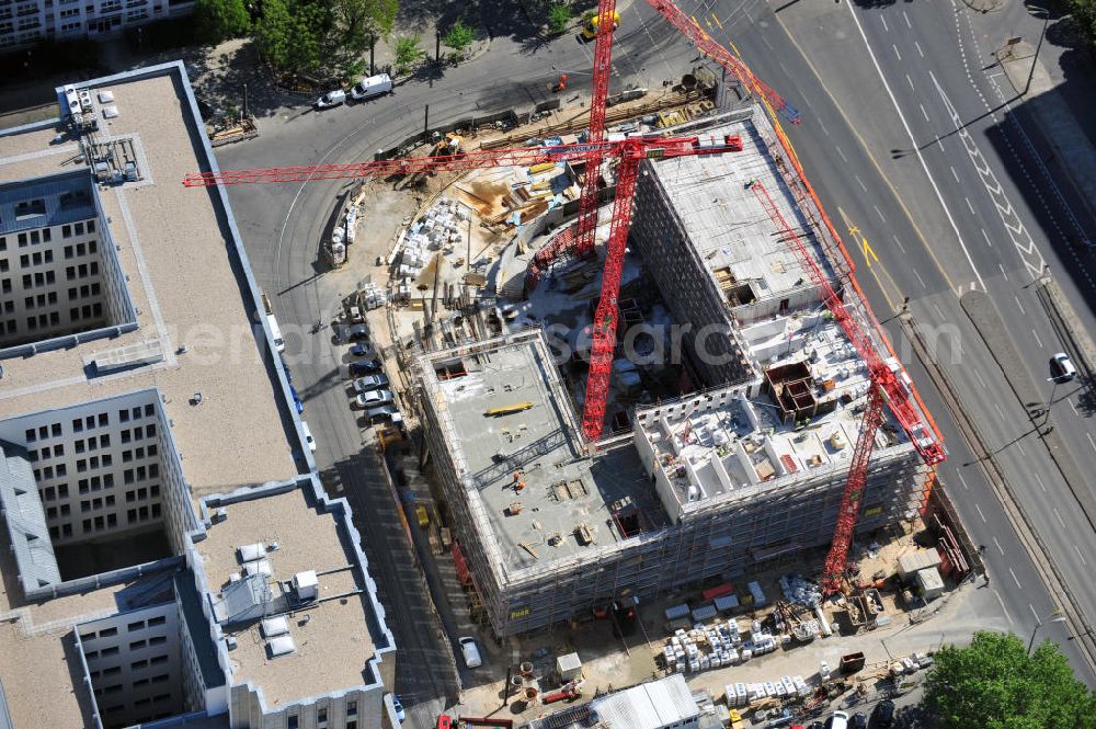 Berlin from above - Baustelle / Rohbau des vom Berliner Architekturbüro Collignon entworfenen ALEXANDER PARKSIDE an der Wadzeckstraße / Otto-Braun-Straße in Berlin Mitte. Die PORR Deutschland GmbH errichtet hier ein Projekt der IVG Development AG. Verschiedene Hotels wird das Areal künftig beherbergen: „Hampton by Hilton“ mit zwei bis drei Sternen, ein „Holiday Inn“ mit drei bis vier Sternen, ein „Azure Hostel“ und ein „Boarding House“. Site of the hotel complex ALEXANDER PARK SIDE in Berlin.