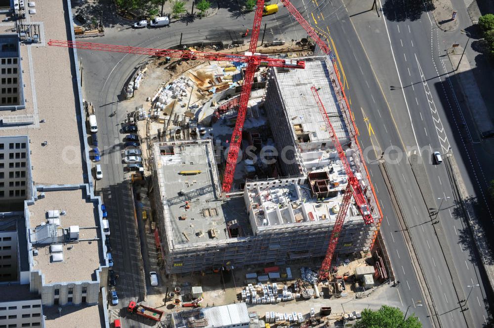 Berlin from the bird's eye view: Baustelle / Rohbau des vom Berliner Architekturbüro Collignon entworfenen ALEXANDER PARKSIDE an der Wadzeckstraße / Otto-Braun-Straße in Berlin Mitte. Die PORR Deutschland GmbH errichtet hier ein Projekt der IVG Development AG. Verschiedene Hotels wird das Areal künftig beherbergen: „Hampton by Hilton“ mit zwei bis drei Sternen, ein „Holiday Inn“ mit drei bis vier Sternen, ein „Azure Hostel“ und ein „Boarding House“. Site of the hotel complex ALEXANDER PARK SIDE in Berlin.