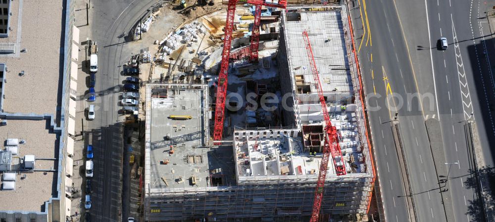 Aerial image Berlin - Baustelle / Rohbau des vom Berliner Architekturbüro Collignon entworfenen ALEXANDER PARKSIDE an der Wadzeckstraße / Otto-Braun-Straße in Berlin Mitte. Die PORR Deutschland GmbH errichtet hier ein Projekt der IVG Development AG. Verschiedene Hotels wird das Areal künftig beherbergen: „Hampton by Hilton“ mit zwei bis drei Sternen, ein „Holiday Inn“ mit drei bis vier Sternen, ein „Azure Hostel“ und ein „Boarding House“. Site of the hotel complex ALEXANDER PARK SIDE in Berlin.