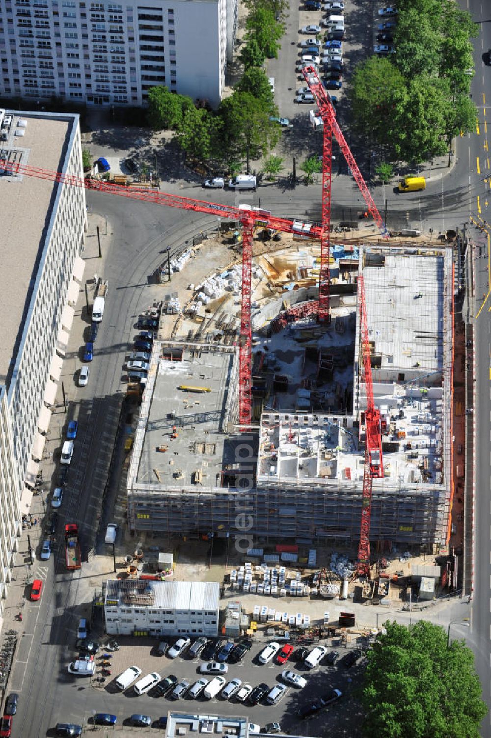 Aerial photograph Berlin - Baustelle / Rohbau des vom Berliner Architekturbüro Collignon entworfenen ALEXANDER PARKSIDE an der Wadzeckstraße / Otto-Braun-Straße in Berlin Mitte. Die PORR Deutschland GmbH errichtet hier ein Projekt der IVG Development AG. Verschiedene Hotels wird das Areal künftig beherbergen: „Hampton by Hilton“ mit zwei bis drei Sternen, ein „Holiday Inn“ mit drei bis vier Sternen, ein „Azure Hostel“ und ein „Boarding House“. Site of the hotel complex ALEXANDER PARK SIDE in Berlin.