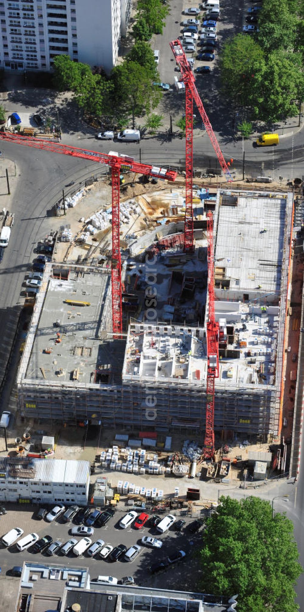 Berlin from above - Baustelle / Rohbau des vom Berliner Architekturbüro Collignon entworfenen ALEXANDER PARKSIDE an der Wadzeckstraße / Otto-Braun-Straße in Berlin Mitte. Die PORR Deutschland GmbH errichtet hier ein Projekt der IVG Development AG. Verschiedene Hotels wird das Areal künftig beherbergen: „Hampton by Hilton“ mit zwei bis drei Sternen, ein „Holiday Inn“ mit drei bis vier Sternen, ein „Azure Hostel“ und ein „Boarding House“. Site of the hotel complex ALEXANDER PARK SIDE in Berlin.