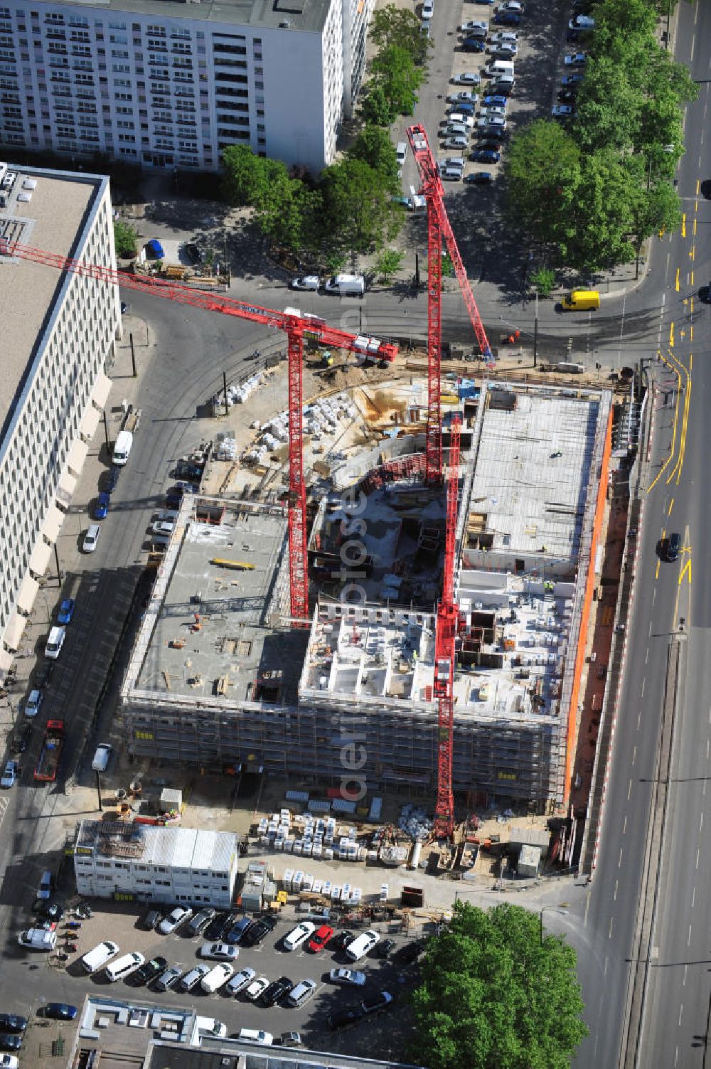 Berlin from the bird's eye view: Baustelle / Rohbau des vom Berliner Architekturbüro Collignon entworfenen ALEXANDER PARKSIDE an der Wadzeckstraße / Otto-Braun-Straße in Berlin Mitte. Die PORR Deutschland GmbH errichtet hier ein Projekt der IVG Development AG. Verschiedene Hotels wird das Areal künftig beherbergen: „Hampton by Hilton“ mit zwei bis drei Sternen, ein „Holiday Inn“ mit drei bis vier Sternen, ein „Azure Hostel“ und ein „Boarding House“. Site of the hotel complex ALEXANDER PARK SIDE in Berlin.