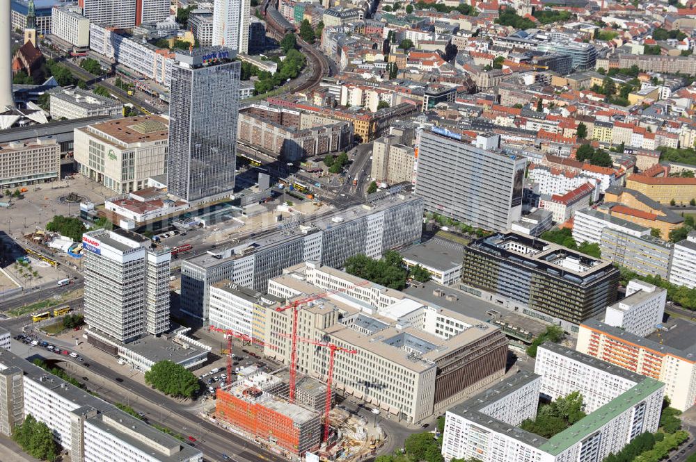 Aerial image Berlin - Baustelle / Rohbau des vom Berliner Architekturbüro Collignon entworfenen ALEXANDER PARKSIDE an der Wadzeckstraße / Otto-Braun-Straße in Berlin Mitte. Die PORR Deutschland GmbH errichtet hier ein Projekt der IVG Development AG. Verschiedene Hotels wird das Areal künftig beherbergen: „Hampton by Hilton“ mit zwei bis drei Sternen, ein „Holiday Inn“ mit drei bis vier Sternen, ein „Azure Hostel“ und ein „Boarding House“. Site of the hotel complex ALEXANDER PARK SIDE in Berlin.