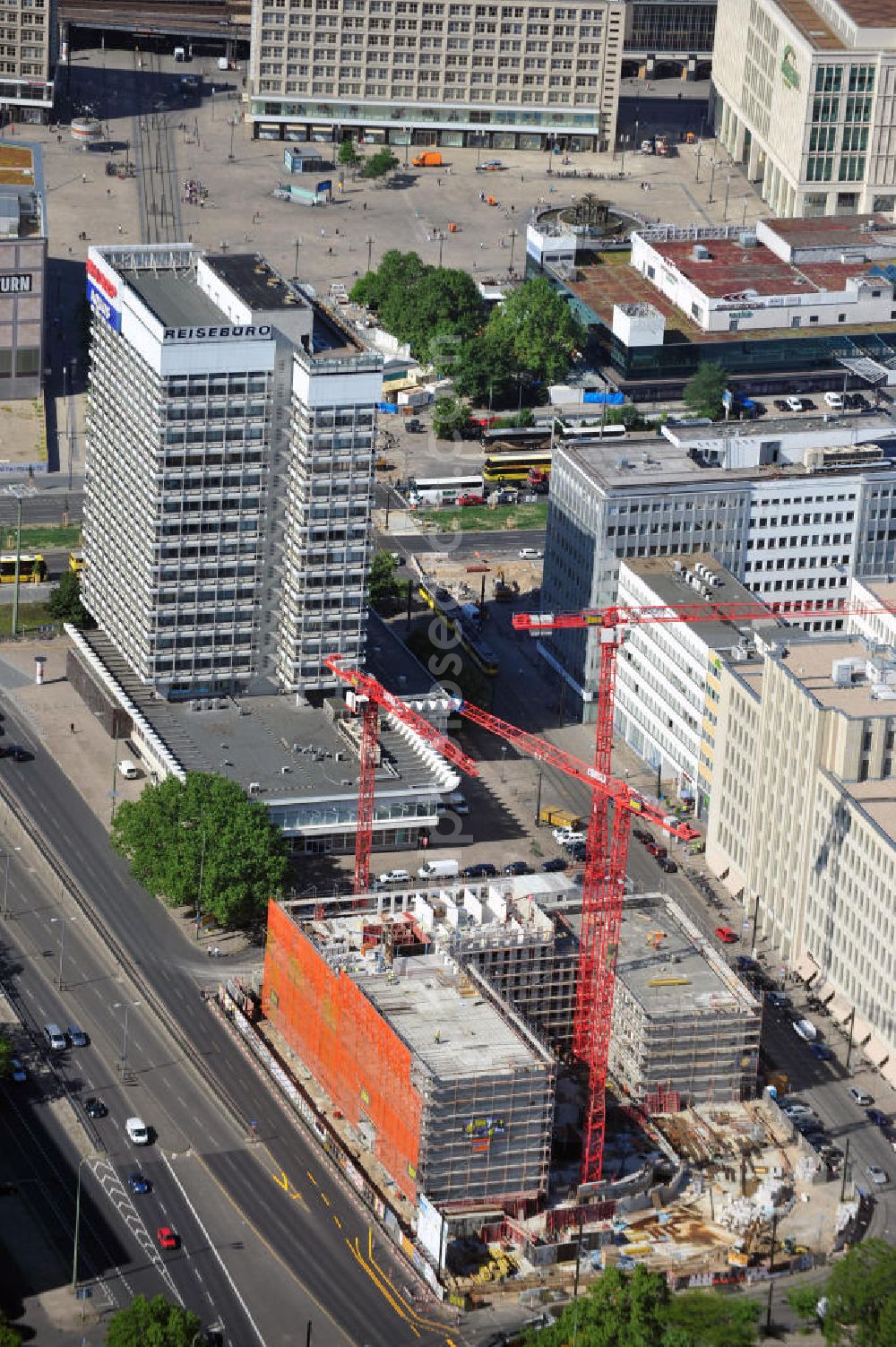 Aerial photograph Berlin - Baustelle / Rohbau des vom Berliner Architekturbüro Collignon entworfenen ALEXANDER PARKSIDE an der Wadzeckstraße / Otto-Braun-Straße in Berlin Mitte. Die PORR Deutschland GmbH errichtet hier ein Projekt der IVG Development AG. Verschiedene Hotels wird das Areal künftig beherbergen: „Hampton by Hilton“ mit zwei bis drei Sternen, ein „Holiday Inn“ mit drei bis vier Sternen, ein „Azure Hostel“ und ein „Boarding House“. Site of the hotel complex ALEXANDER PARK SIDE in Berlin.