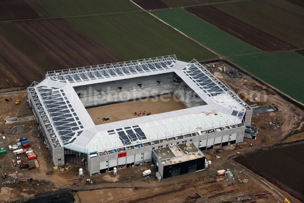 Mainz from the bird's eye view: Die Rohbau- Baustelle der Coface-Arena, die als neues Stadion für den Fußballverein FSV Mainz 05 dienen soll. Derzeit werden am Rohbau Photovoltaikanlagen montiert, das Sportstättenprojekt soll 2011 abgeschlossen werden. Bauherr und Eigentümerin des Neubauprojektes ist die stadteigene Grundstücksverwaltungsgesellschaft der Stadt Mainz mbH (GVG). View to the building area of the new football stadium Coface-Arena in Mainz.