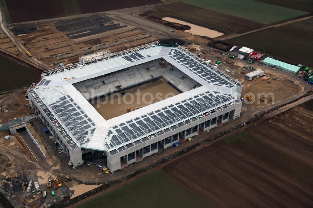 Aerial photograph Mainz - Die Rohbau- Baustelle der Coface-Arena, die als neues Stadion für den Fußballverein FSV Mainz 05 dienen soll. Derzeit werden am Rohbau Photovoltaikanlagen montiert, das Sportstättenprojekt soll 2011 abgeschlossen werden. Bauherr und Eigentümerin des Neubauprojektes ist die stadteigene Grundstücksverwaltungsgesellschaft der Stadt Mainz mbH (GVG). View to the building area of the new football stadium Coface-Arena in Mainz.