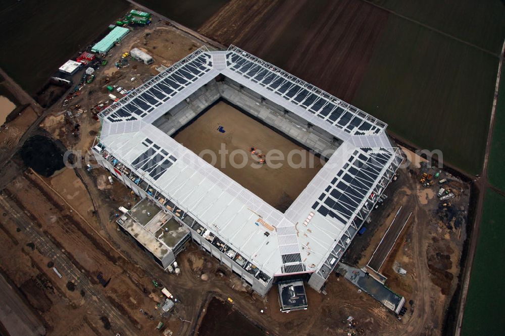 Mainz from above - Die Rohbau- Baustelle der Coface-Arena, die als neues Stadion für den Fußballverein FSV Mainz 05 dienen soll. Derzeit werden am Rohbau Photovoltaikanlagen montiert, das Sportstättenprojekt soll 2011 abgeschlossen werden. Bauherr und Eigentümerin des Neubauprojektes ist die stadteigene Grundstücksverwaltungsgesellschaft der Stadt Mainz mbH (GVG). View to the building area of the new football stadium Coface-Arena in Mainz.