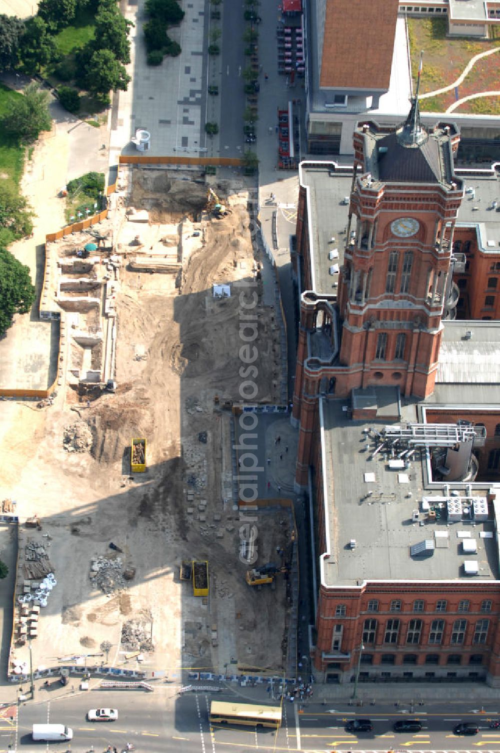 Berlin from the bird's eye view: Blick auf das Berliner Rathaus auch Rotes Rathaus genannt. Die Baustelle entstand ursprünglich um die U-Bahnlinie der U5 auszubauen. Während der Bauarbeiten stieß man jedoch auf mittelalterliche Fundamente. Die Bauarbeiten wurden teilweise vorübergehend eingestellt. Im Februar 2011 sollen die Ausgrabungen des Fundamentes weitergehen. View onto the Berlin townhall also referred to as Red Town Hall. The contruction area was built to parlay the undergroundline U5. During the contruction they found medieval foundation. The construction work was partially suspended. In February 2011, the excavations will be continue.