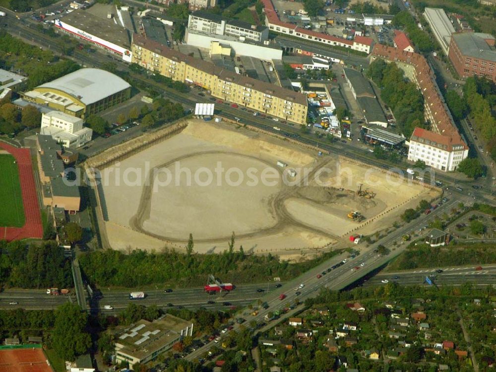 Aerial image Schöneberg / Tempelhof - Blick auf Baustelle am Sachsendamm. Wo früher eine Radrennbahn stand, soll ein Möbelmarkt errichtet werden. Voraussichtlich soll an dieser Stelle im Herbst 2006 das Möbelhaus Höffner eine Filiale eröffnen. Am Sachsendamm 20, 10829 Berlin, Bauherr: Am Rondell 1, 15732 Waltersdorf