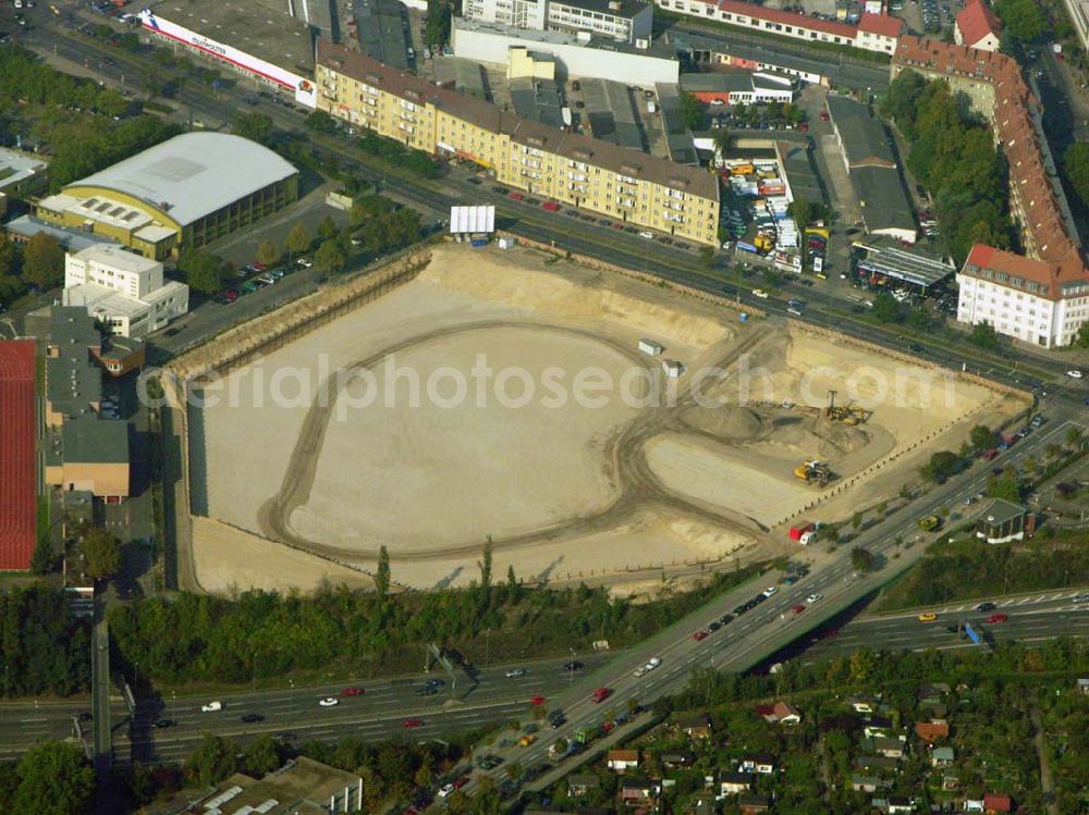 Aerial photograph Schöneberg / Tempelhof - Blick auf Baustelle am Sachsendamm. Wo früher eine Radrennbahn stand, soll ein Möbelmarkt errichtet werden. Voraussichtlich soll an dieser Stelle im Herbst 2006 das Möbelhaus Höffner eine Filiale eröffnen. Im Hintergrund steht ein weiteres Einrichtungshaus Multipolster, Am Sachsendamm 20, 10829 Berlin, Bauherr: Am Rondell 1, 15732 Waltersdorf