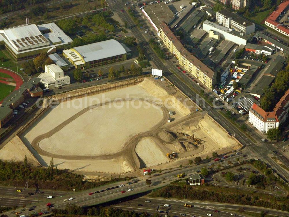 Schöneberg / Tempelhof from above - Blick auf Baustelle am Sachsendamm. Wo früher eine Radrennbahn stand, soll ein Möbelmarkt errichtet werden. Voraussichtlich soll an dieser Stelle im Herbst 2006 das Möbelhaus Höffner eine Filiale eröffnen. Im Hintergrund steht ein weiteres Einrichtungshaus Multipolster. Am Sachsendamm 20, 10829 Berlin, Bauherr: Am Rondell 1, 15732 Waltersdorf