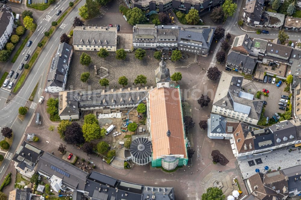 Aerial photograph Meschede - Construction site for renovation and reconstruction work on the church building Kath. Pfarrkirche St. Walburga in Meschede in the state North Rhine-Westphalia, Germany