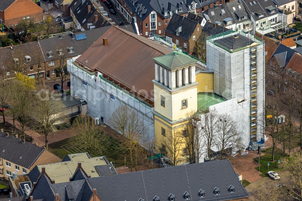 Rees from the bird's eye view: Construction site for renovation and reconstruction work on the church building St. Mariae Himmelfahrt on place Kirchplatz in Rees in the state North Rhine-Westphalia, Germany