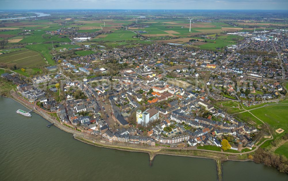 Aerial image Rees - Construction site for renovation and reconstruction work on the church building St. Mariae Himmelfahrt on place Kirchplatz in Rees in the state North Rhine-Westphalia, Germany