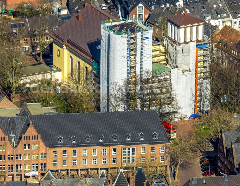 Rees from the bird's eye view: Construction site for renovation and reconstruction work on the church building St. Mariae Himmelfahrt on place Kirchplatz in Rees in the state North Rhine-Westphalia, Germany