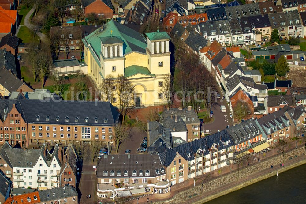 Aerial image Rees - Church building St. Mariae Himmelfahrt on the church square in Rees in the federal state of North Rhine-Westphalia, Germany