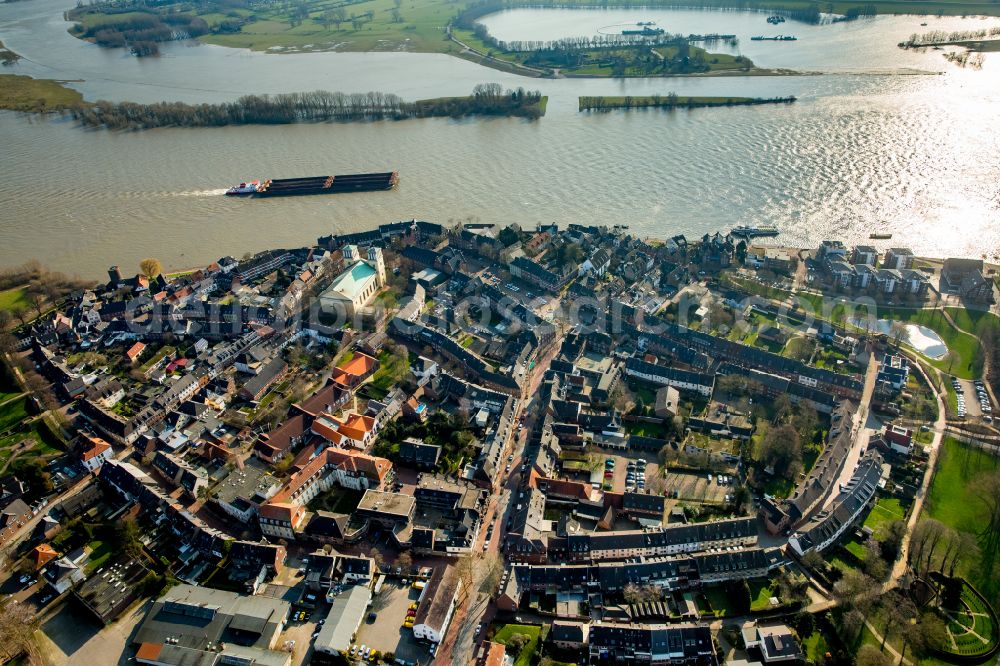 Aerial image Rees - Church building St. Mariae Himmelfahrt on the church square in Rees in the federal state of North Rhine-Westphalia, Germany