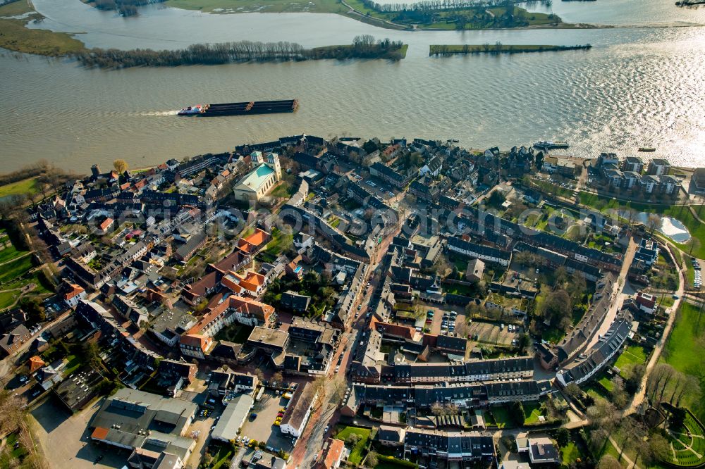 Aerial photograph Rees - Church building St. Mariae Himmelfahrt on the church square in Rees in the federal state of North Rhine-Westphalia, Germany