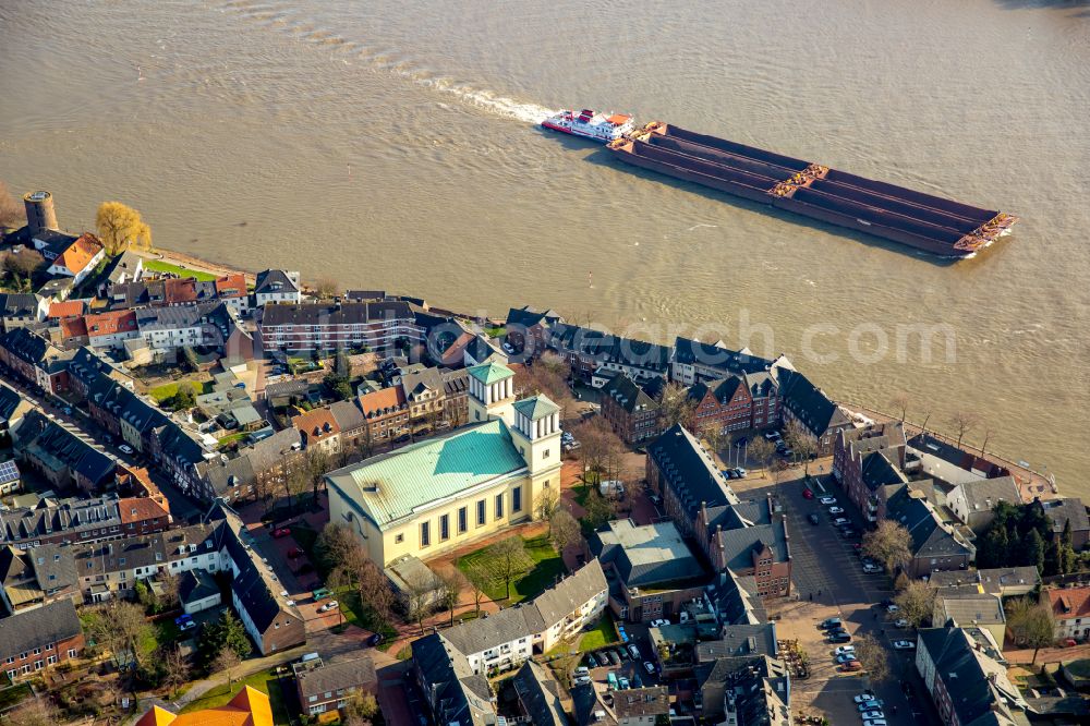 Rees from the bird's eye view: Church building St. Mariae Himmelfahrt on the church square in Rees in the federal state of North Rhine-Westphalia, Germany