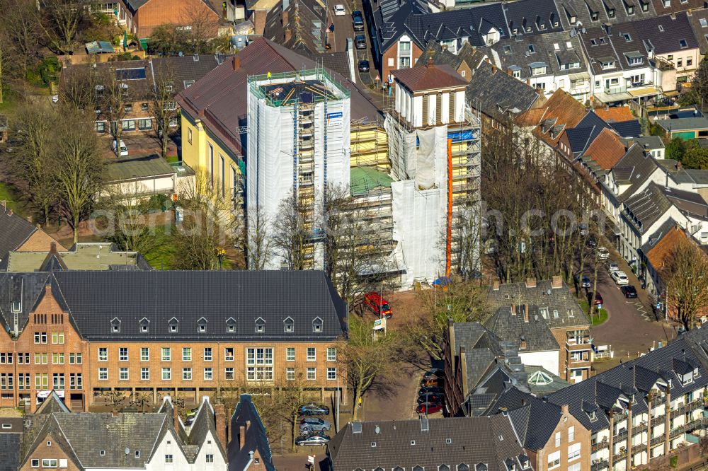 Aerial image Rees - Church building St. Mariae Himmelfahrt on the church square in Rees in the federal state of North Rhine-Westphalia, Germany