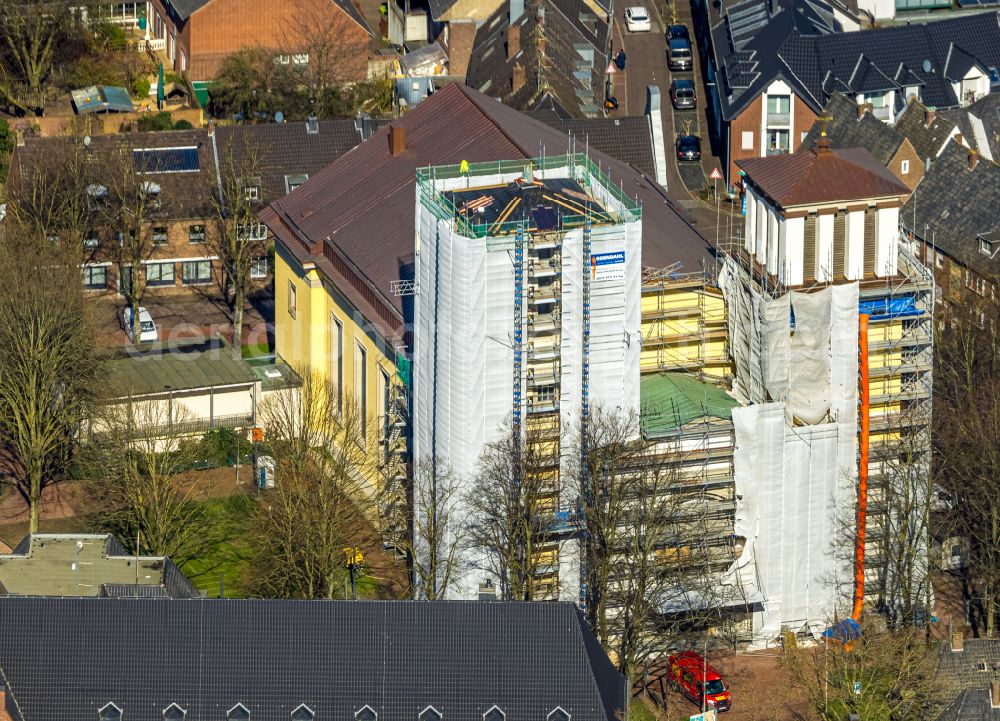 Aerial photograph Rees - Church building St. Mariae Himmelfahrt on the church square in Rees in the federal state of North Rhine-Westphalia, Germany