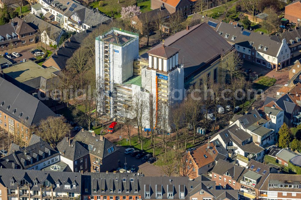 Rees from above - Church building St. Mariae Himmelfahrt on the church square in Rees in the federal state of North Rhine-Westphalia, Germany