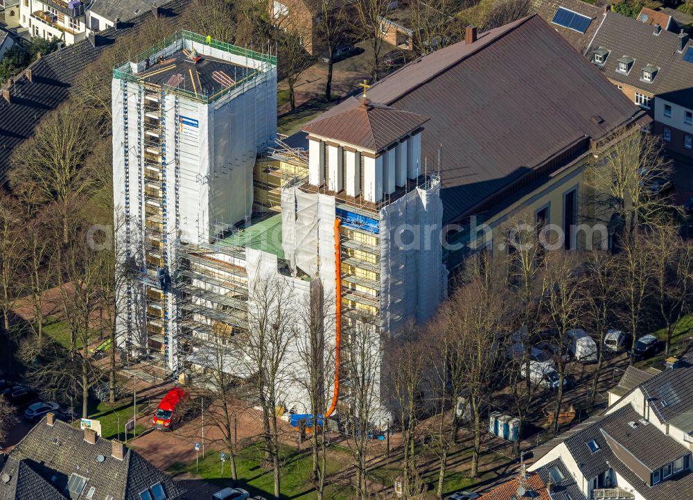 Rees from the bird's eye view: Church building St. Mariae Himmelfahrt on the church square in Rees in the federal state of North Rhine-Westphalia, Germany