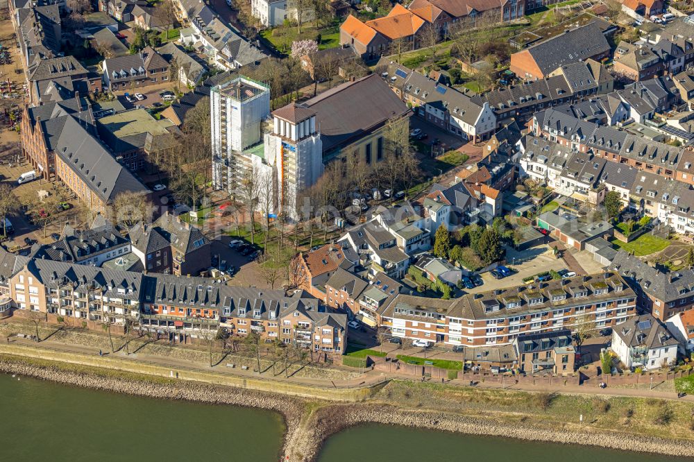 Aerial image Rees - Church building St. Mariae Himmelfahrt on the church square in Rees in the federal state of North Rhine-Westphalia, Germany