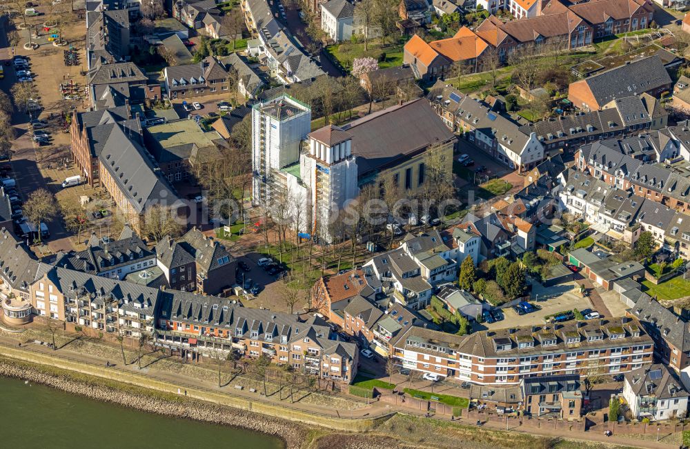 Aerial photograph Rees - Church building St. Mariae Himmelfahrt on the church square in Rees in the federal state of North Rhine-Westphalia, Germany