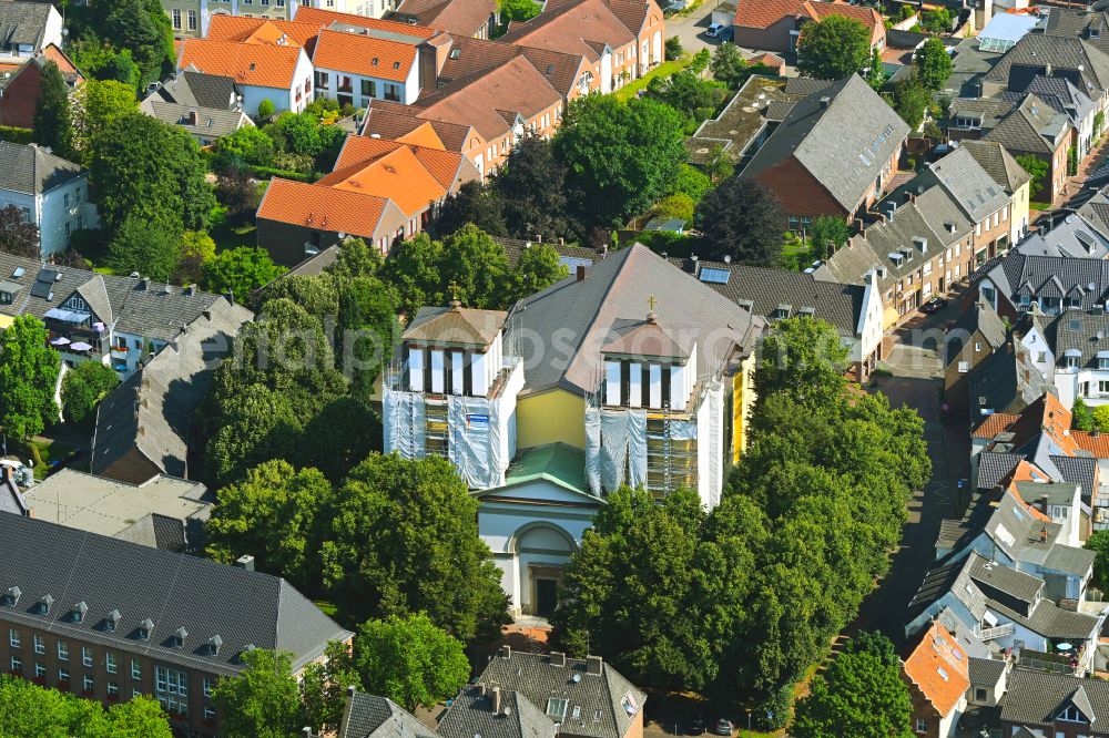 Rees from above - Church building St. Mariae Himmelfahrt on the church square in Rees in the federal state of North Rhine-Westphalia, Germany