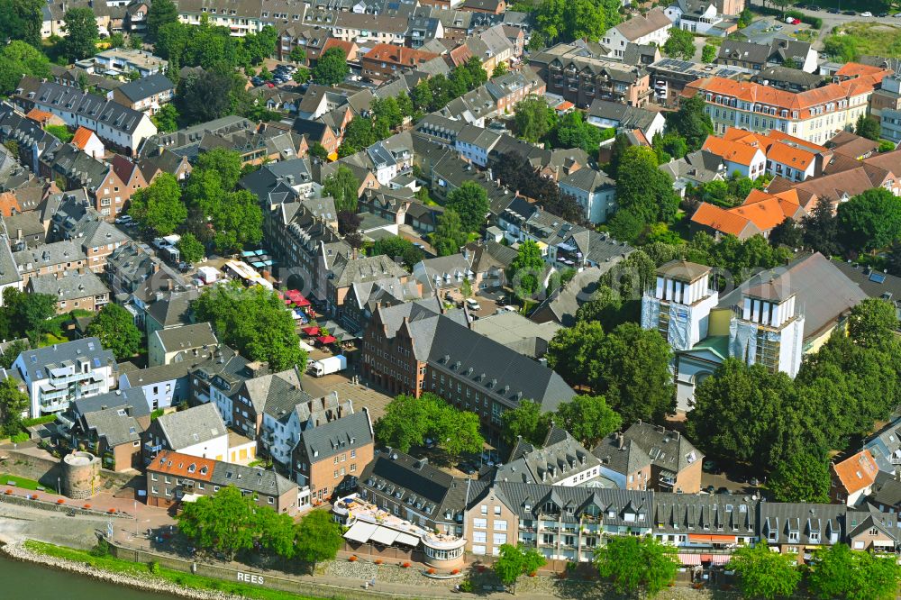 Rees from the bird's eye view: Church building St. Mariae Himmelfahrt on the church square in Rees in the federal state of North Rhine-Westphalia, Germany