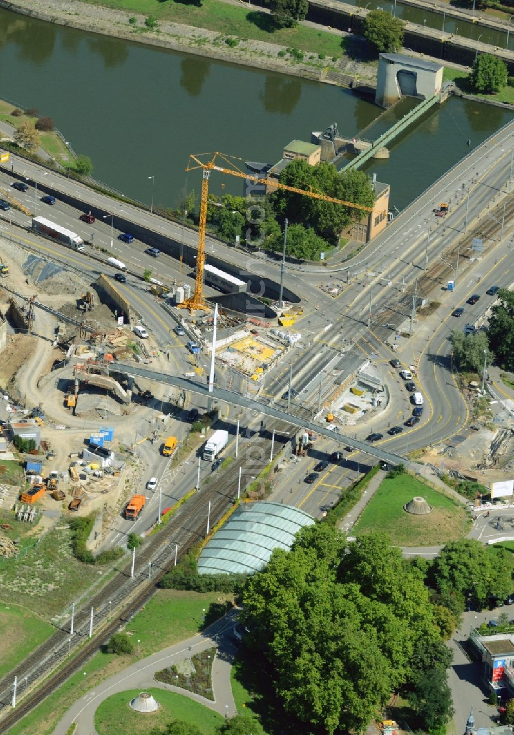 Stuttgart from the bird's eye view: Construction to renovation work on the road bridge structure Koenig-Karls-Bruecke in Stuttgart in the state Baden-Wuerttemberg