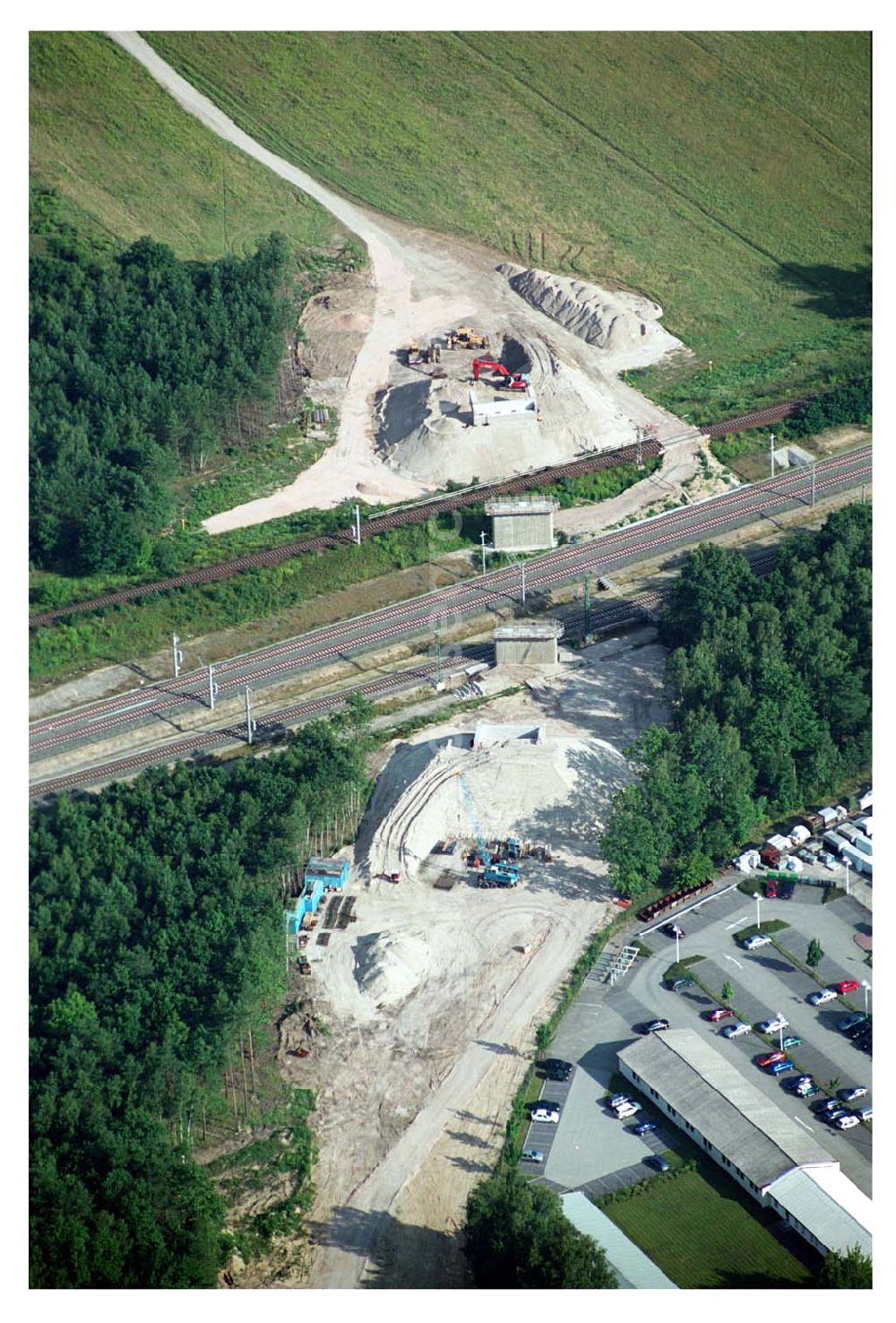 Ludwigsfelde/ Genshagener Heide (Brandenburg) from above - Blick auf den im Bau befindlichen Schienenübergang am Kreuzungsbauwerk Berliner Außenring (BAR) und der Anhalter Bahn