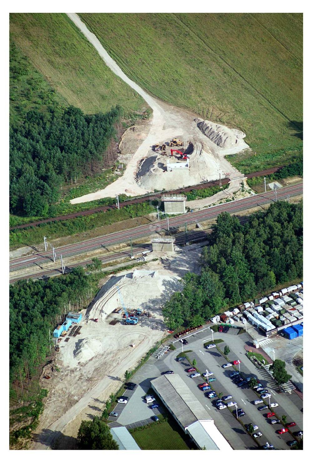 Ludwigsfelde/ Genshagener Heide (Brandenburg) from the bird's eye view: Blick auf den im Bau befindlichen Schienenübergang am Kreuzungsbauwerk Berliner Außenring (BAR) und der Anhalter Bahn