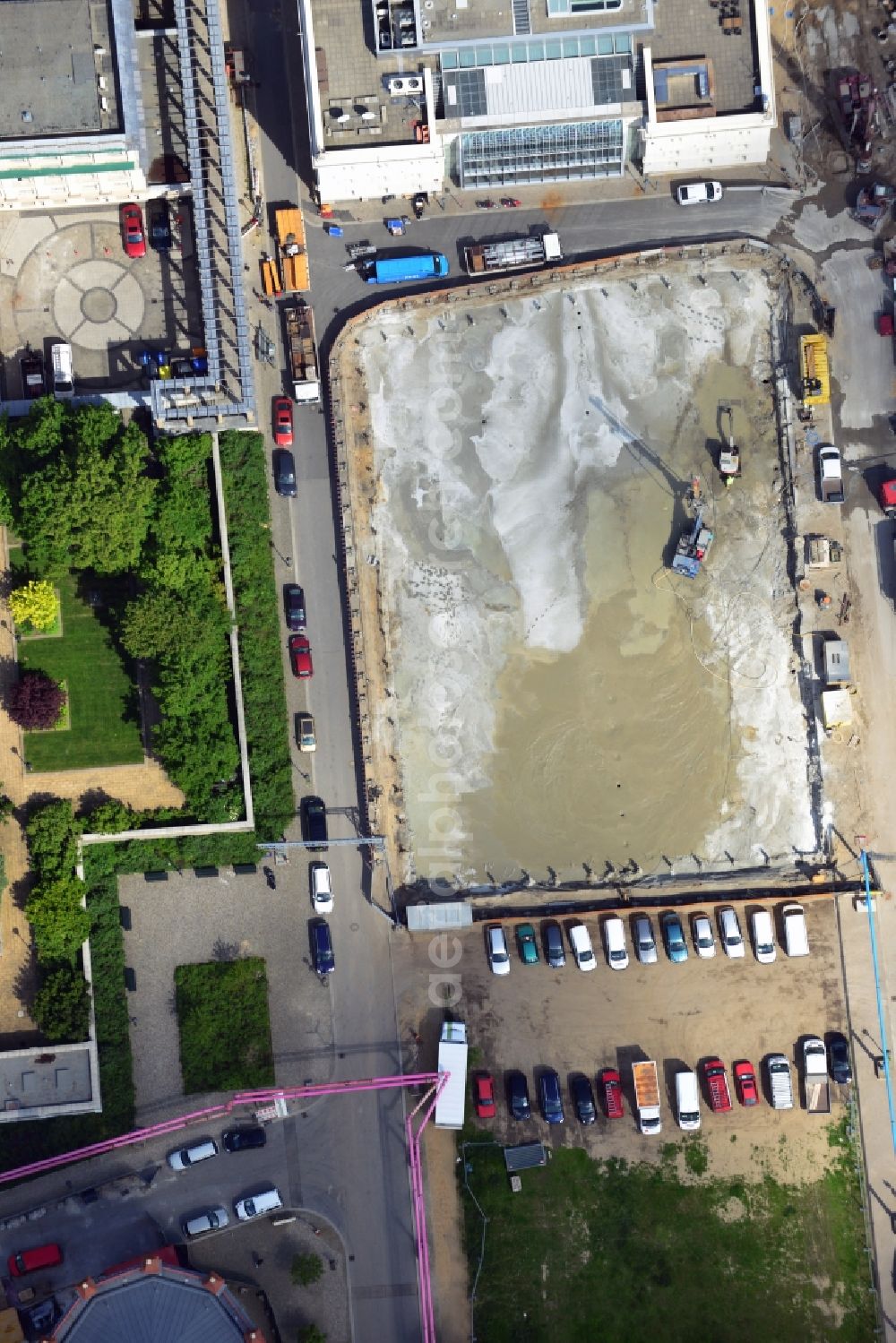 Aerial photograph Berlin - On the Schinkelplatz in the urban district center directly behind the Old Commandant's House at present, a new residential and commercial building. Owner is the MVV GmbH & Co KG. Architects are the architects steidle - Society of architects and urban planners mbH. On site, the Stump Foundation Engineering GmbH works