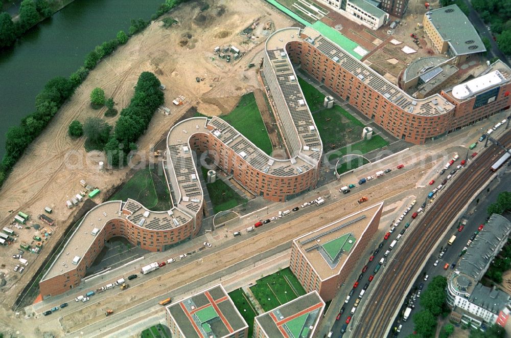 Aerial photograph Berlin Moabit - Site snake-shaped apartment building in Berlin - Moabit