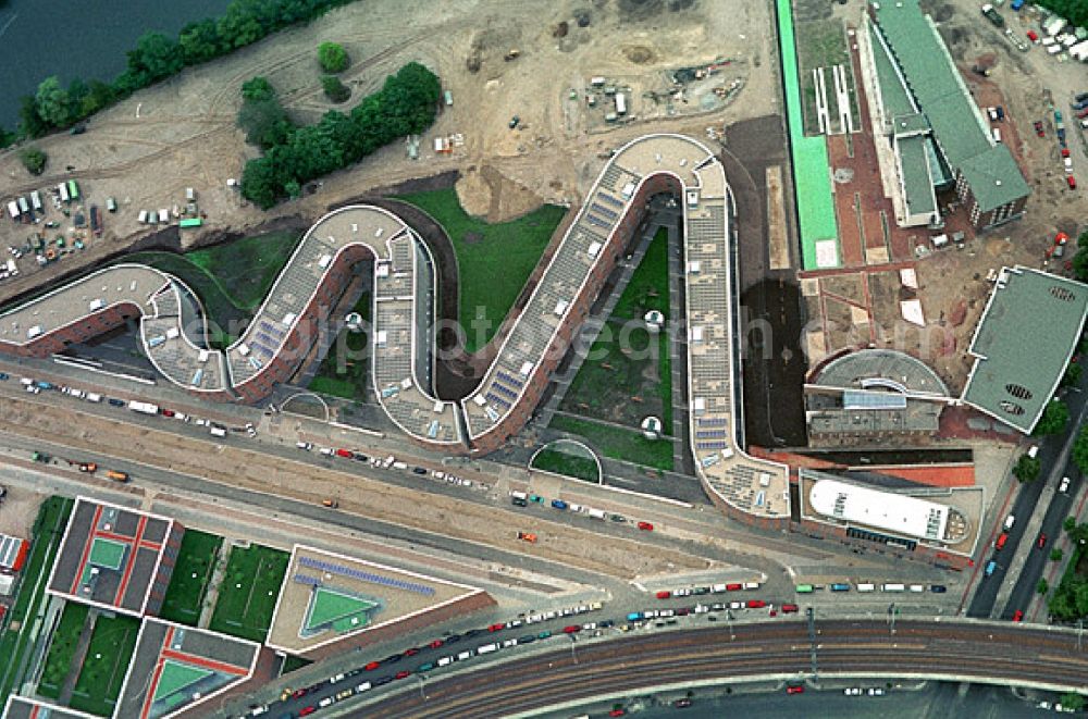 Berlin Moabit from above - Site snake-shaped apartment building in Berlin - Moabit