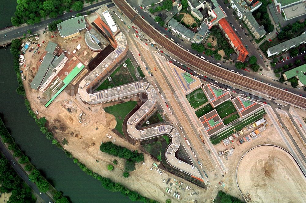 Aerial image Berlin Moabit - Site snake-shaped apartment building in Berlin - Moabit