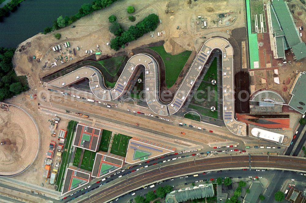 Aerial photograph Berlin Moabit - Site snake-shaped apartment building in Berlin - Moabit