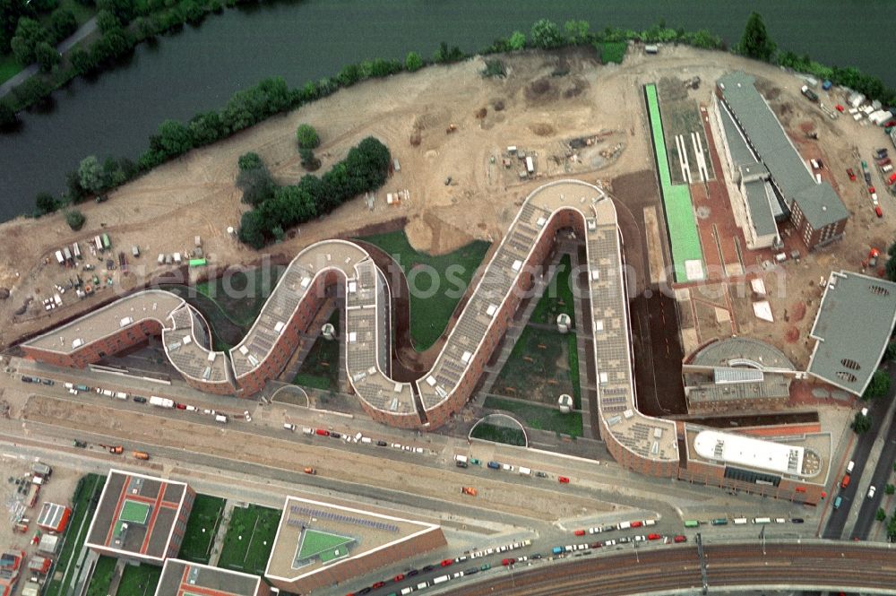 Berlin Moabit from above - Site snake-shaped apartment building in Berlin - Moabit